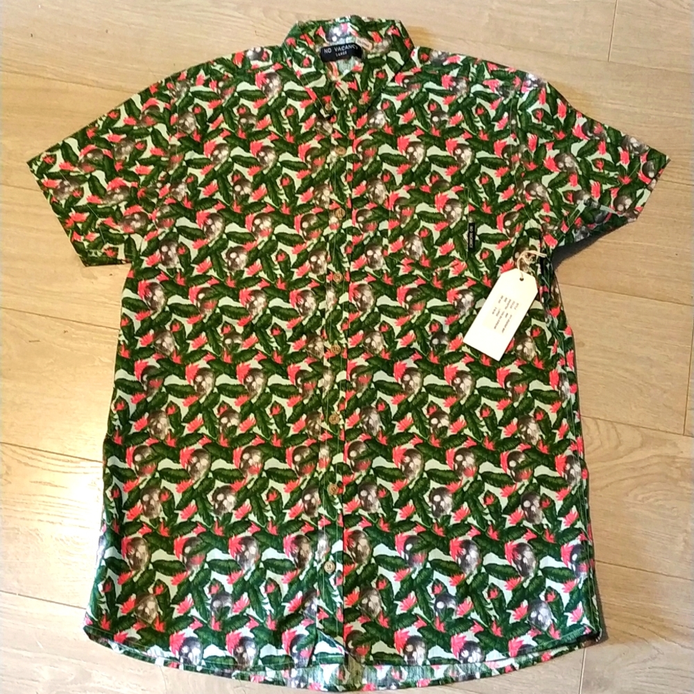 BNWT No Vacancy Men's large button down skull shirt size L